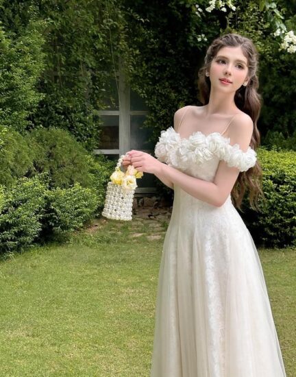 Đầm maxi ren phủ lưới đính hoa Sò Vintage – mẫu ALISA cho thuê tại Hà Nội