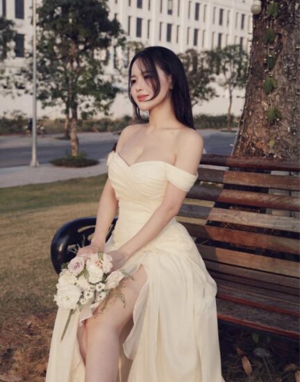 Đầm trễ vai bắt xếp tùng xẻ Sò Vintage – mẫu KASIA cho thuê tại Hà Nội