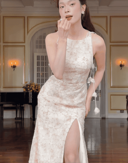 đầm đuôi cá xẻ tà vải lưới hoa nổi Sò Vintage – mẫu ELLY cho thuê tại Hà Nội