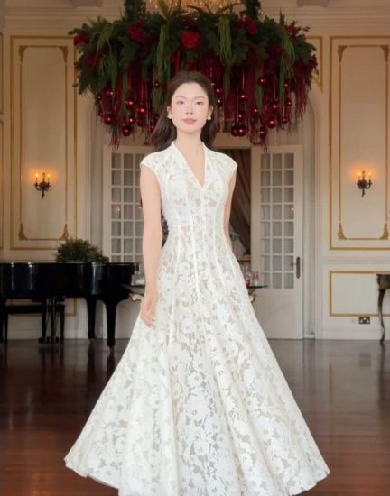 Đầm ren cổ V cao dáng xòe Sò Vintage – mẫu LYRA cho thuê tại Hà Nội